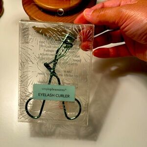 Eyelash curler